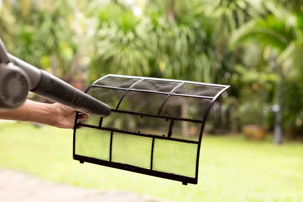 Techniker Mann trocknen und Staubreinigung Klimaanlage Filter w — Stockfoto