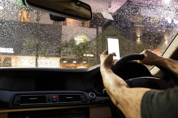 Araba ve gece yağmur sırasında cep telefonu kullanan adam — Stok fotoğraf