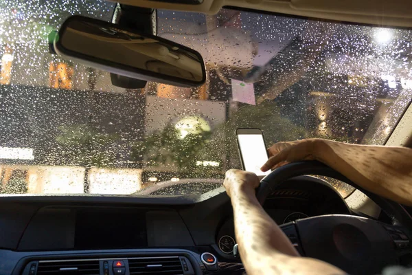 Kijelölt összpontosítani esővíz a szélvédő ember autó, és vezetés — Stock Fotó