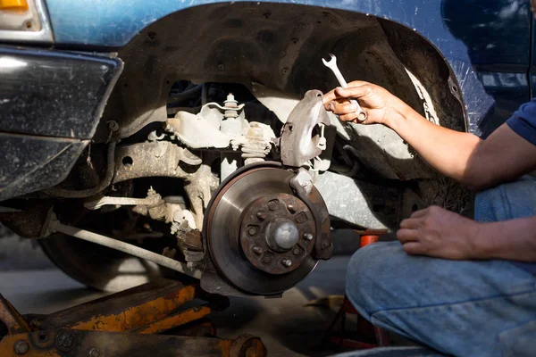 Monteur reparatie schijf rem en detail van het wiel — Stockfoto