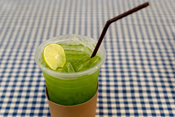 Gesunder grüner frischer Saft mit Eis aus Kiwi-Früchten — Stockfoto
