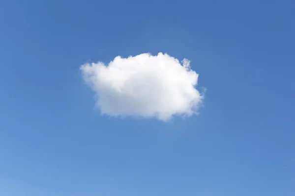 Valkoinen pilvi sinisellä taivaalla — kuvapankkivalokuva