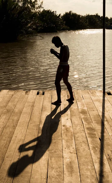 Silueta Thai Boxer trénink thajského boxu v západu slunce pozadí — Stock fotografie