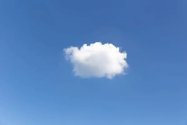 Nube blanca en el cielo azul — Foto de Stock