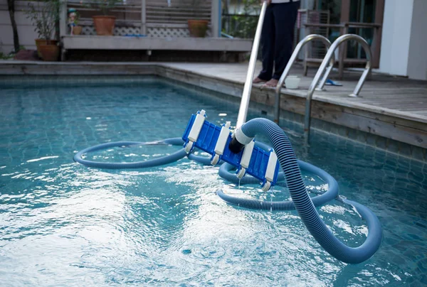 Hombre limpieza piscina con aspiradora — Foto de Stock