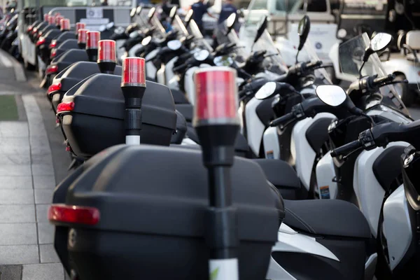 Odak bir satır park edilmiş polis motosikletler kırmızı lamba ile seçilen