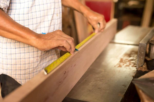 Cinta métrica de mano de carpintero de enfoque seleccionado en tablón de madera — Foto de Stock
