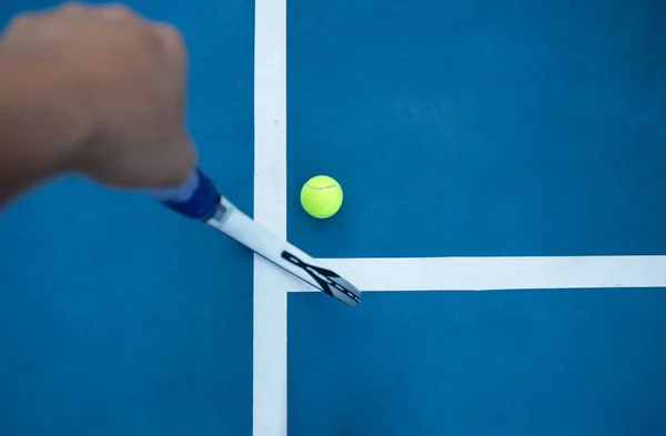 Tennisracket en tennisbal op blauwe Hof — Stockfoto