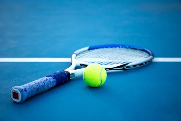 Tennisbal en racket op Tennisbaan — Stockfoto