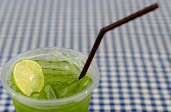 Gesunder grüner frischer Saft mit Eis aus Kiwi-Früchten — Stockfoto