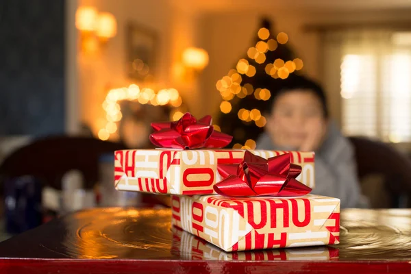De doos van de gift van Kerstmis tegen bokeh licht — Stockfoto