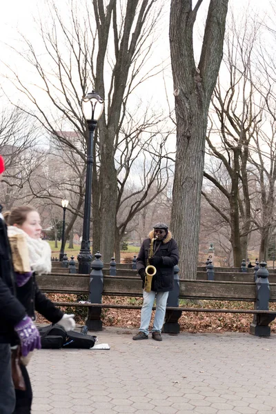New York'taki Central Park'ta bir saksafon oynamaya adam