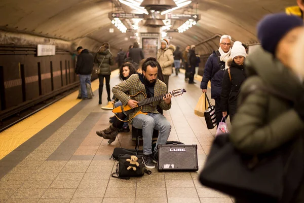 Man playing guitar in underground train station subway in New York City — Stock Photo, Image