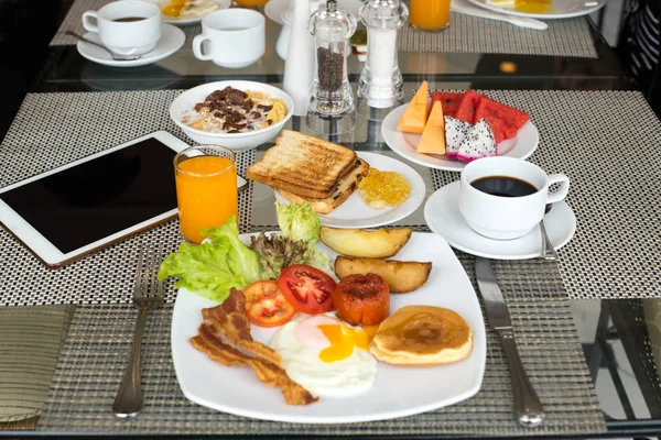 Frukost på bordet med pannkakor, bacon — Stockfoto