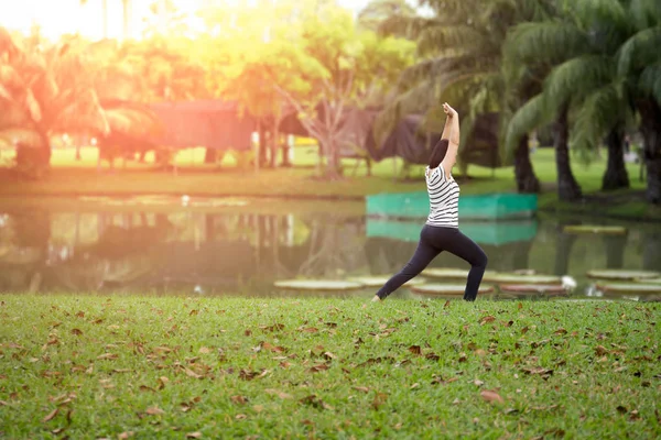 Mujer no identificada haciendo yoga por la mañana — Foto de Stock