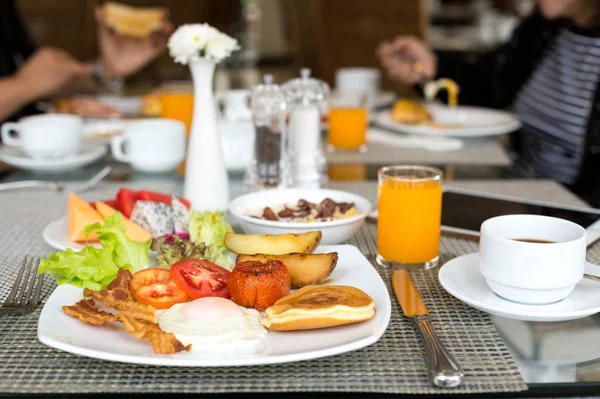 Frukost på bordet med pannkakor, bacon — Stockfoto