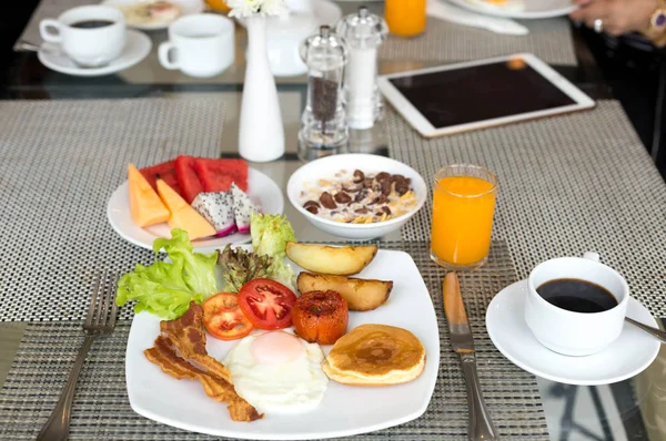 Breakfast set on the tabla with pancakes, bacon, eggs and coffee — Stock Photo, Image