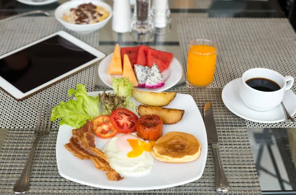 Frühstück auf dem Tisch mit Pfannkuchen, Speck — Stockfoto