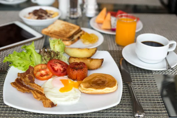 Frukost på bordet med pannkakor, bacon — Stockfoto