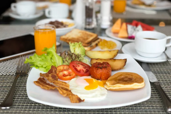 Frukost på bordet med pannkakor, bacon — Stockfoto