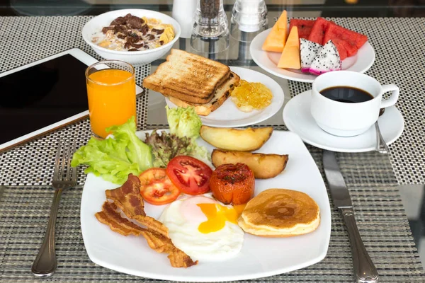 Café da manhã em cima da mesa com panquecas, bacon — Fotografia de Stock