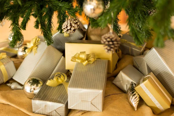 Kerstcadeaus onder een boom — Stockfoto