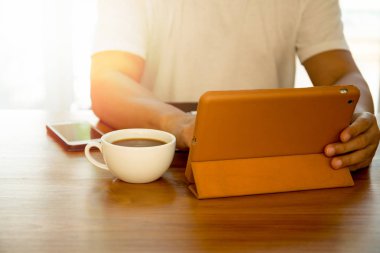 Not defteri kahve ve tablo cep telefonu kullanan adam