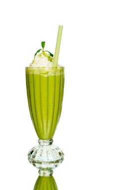 Buzlu yeşil çay frappe izole cam 
