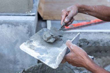 Kimliği belirsiz adam bir tepsi üzerinde Harç karıştırma 