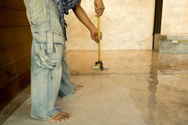 Hattımız beton zemin kaplama için roller kullanarak çalışma 