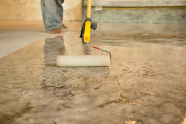 Hattımız beton zemin kaplama için roller kullanarak çalışma 