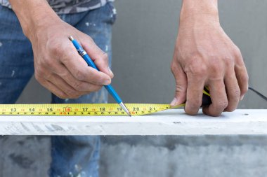 Marangoz El teyp kalem ile ölçme 