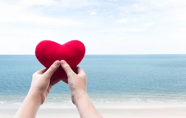 Mano con forma de corazón y hermoso mar y cielo limpio — Foto de Stock