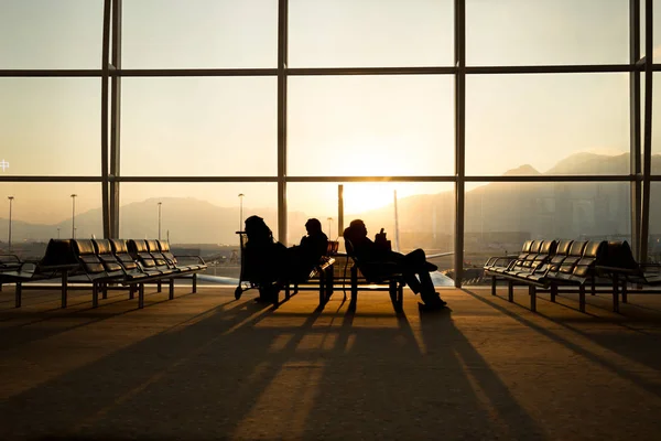 Passenger sitting in a lobby airport waiting for flight — Stock Photo, Image