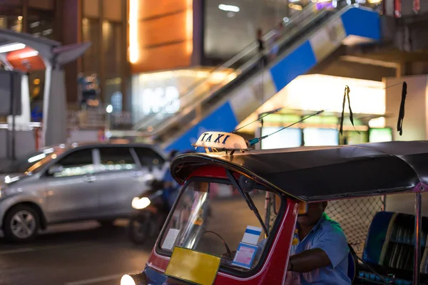 Brev taxi på berömda Tuk-Tuk moto taxi på gatan i Tha — Stockfoto