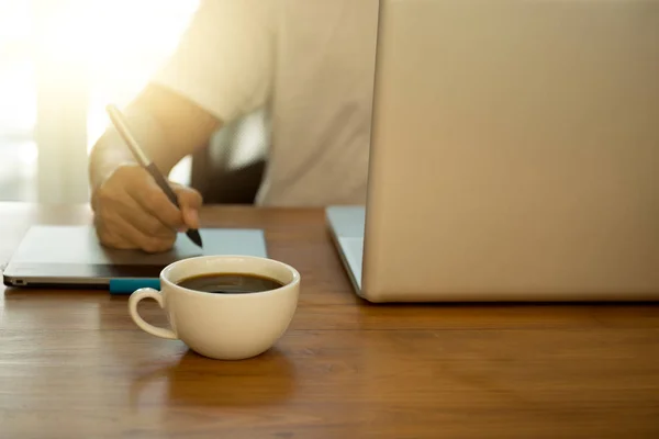 Biznesmen pracę z ogólny projekt notebooka — Zdjęcie stockowe