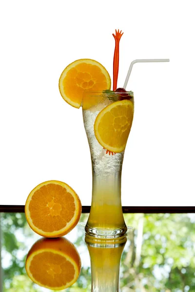 Φρέσκος χυμός πορτοκάλι σόδα σε ψηλό ποτήρι απομονωμένες — Φωτογραφία Αρχείου