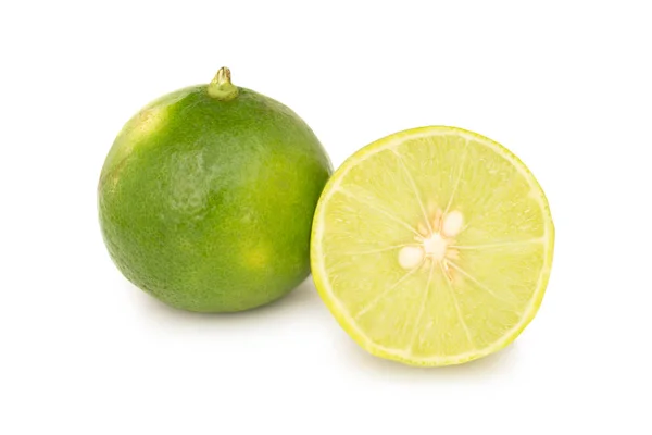 Limão isolado sobre um fundo branco — Fotografia de Stock