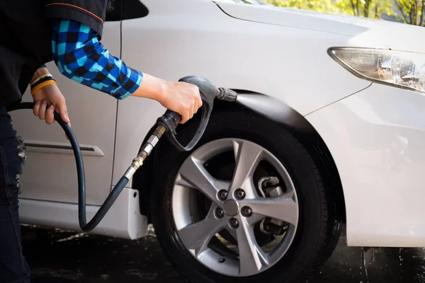 Homem limpando um carro com limpeza de alta pressão — Fotografia de Stock