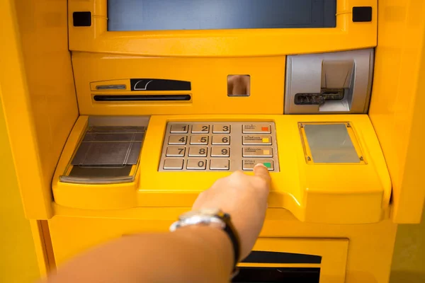 Pulsando el botón Intro en el cajero automático — Foto de Stock