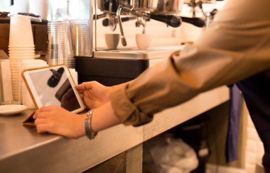 Arka planda vurdu espresso ile ipad kullanarak ele Barista olduğunu 