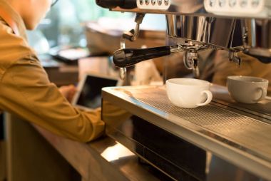 Seçilen odak fincan kahve Barista tablet kullanma ile 