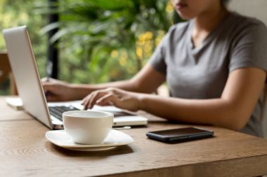 Odak fincan kahve genç kadın stude tablo seçili