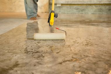 Hattımız beton zemin kaplama için roller kullanarak çalışma 