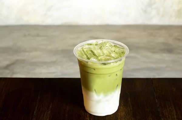 Παγωμένο matcha πράσινο τσάι latte στο Πάρτε μακριά Κύπελλο — Φωτογραφία Αρχείου