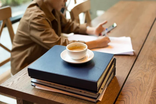 Вибраний фокус чашка кави на вершині папок з студентським письмом — стокове фото