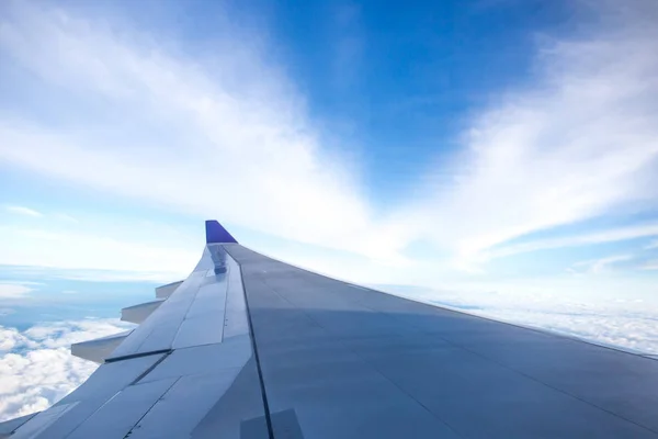 Ala de avión volando por encima de la nube i — Foto de Stock