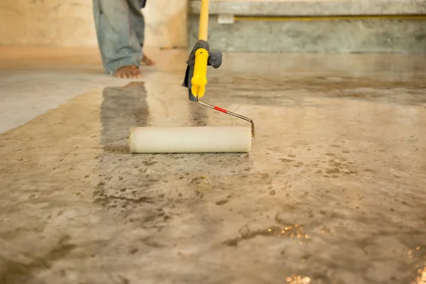 Hattımız beton zemin kaplama için roller kullanarak çalışma 