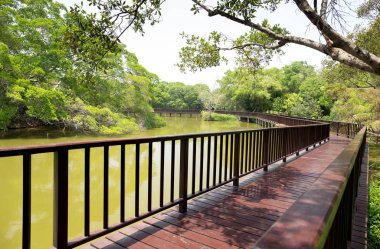 Göl üzerinde çapraz uzun ahşap köprü