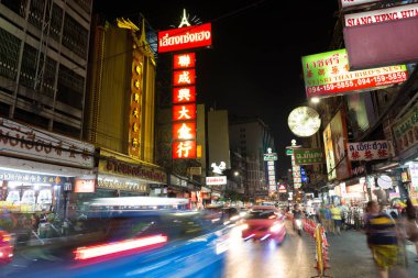 Chinatown, Bangkok, Tayland - 27 Nisan 2017: Işık, Çin şehir Bangkok arabalar iz ve dükkan ve insanlar çok gece